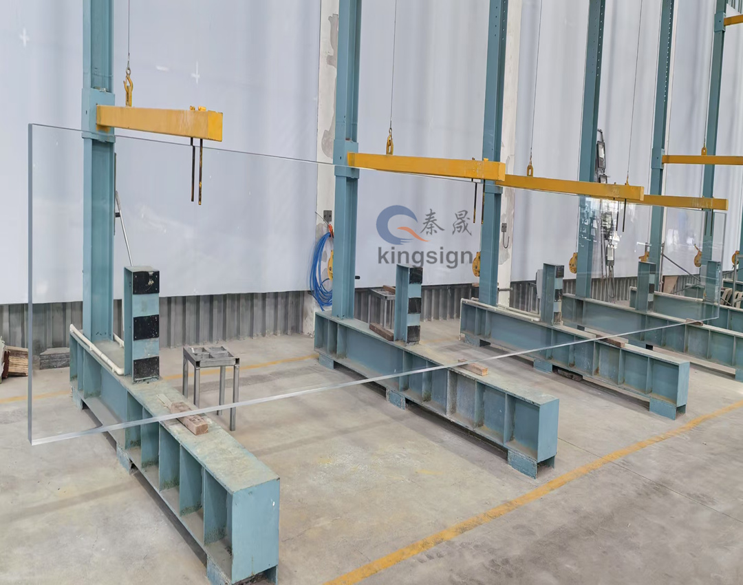 Каква е разликата между плексиглас и закалено стъкло